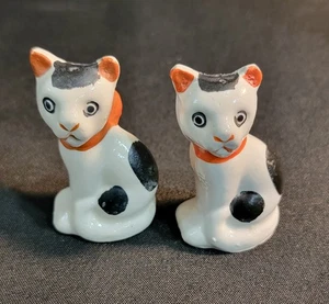 De colección Gato Blanco y Negro Arco Rojo Sal y Pimienta Bug Eyed Gatitos Japón 2.5" - Imagen 1 de 9