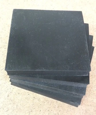 Folha de borracha de neoprene sólida - Conjunto de (4) 3/8" Thk x 4,25" quadrado - Almofada de montagem 60D - Imagem 1 de 4