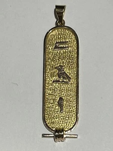 Colgante de cartucho egipcio de oro amarillo de 18 quilates de colección tres símbolos jeroglíficos - Imagen 1 de 6