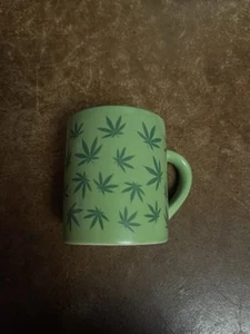 Kleine Espressotasse grün mit Kräutermotiv 2 cm hoch - Bild 1 von 9