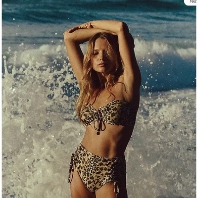 Top de bikini Free People Spell Belle Mare Bandeau mediano Foto 1 de 4