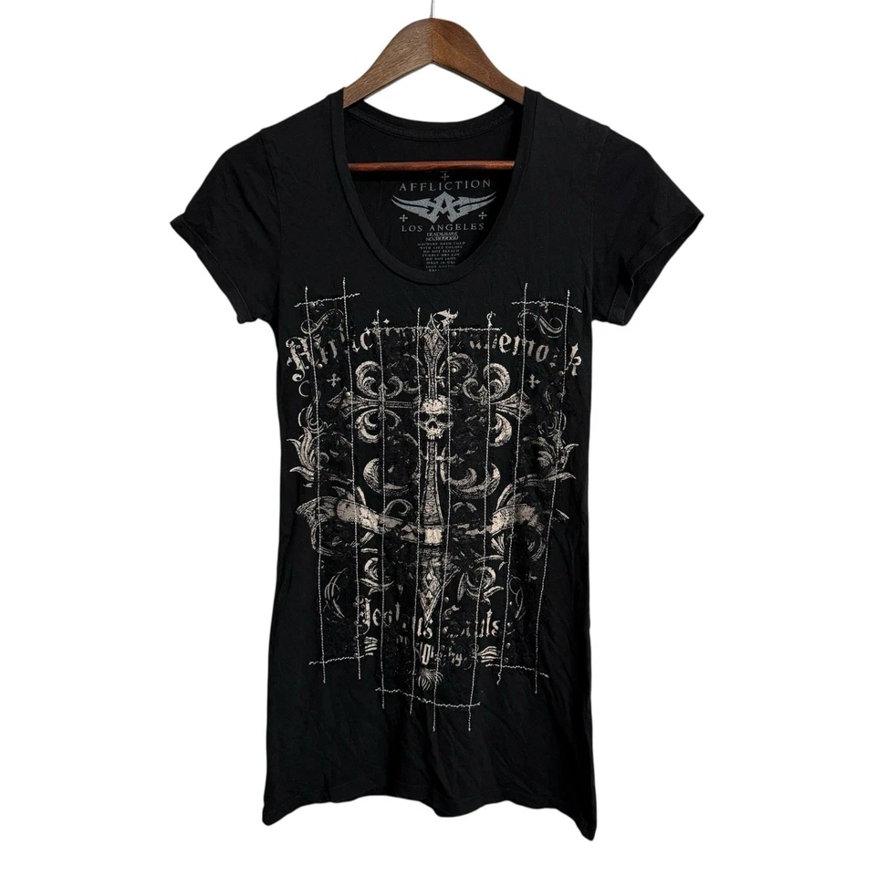 Camiseta Affliction Mediana Negra Encaje Tachuelas Texturizada Calavera Gótica Grunge Rock Y2K Foto 1 de 4