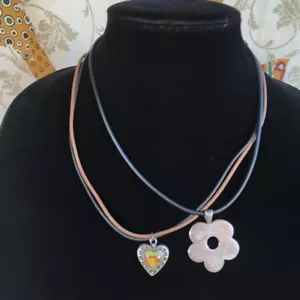Set 2 Collana Sud Occidentale Smalto Cuore Metallo Fiore Ciondolo Corda di Gomma Girocollo - Foto 1 di 9