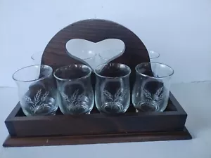 8 Vintage Pfaltzgraff geätzte Weizenbecher mit Holzcaddy - Bild 1 von 8