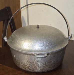 Pentola da forno olandese martellata in alluminio Vntg Club con coperchio, manico e piastra 10,25” 4QT - Foto 1 di 12