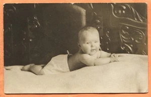 Ritratto di baby studio anni 20 circa cartolina fotografica reale - Foto 1 di 4