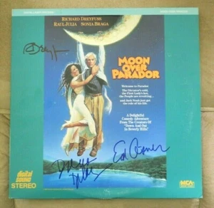 Der "Mond über Parador" L/D signiert von Richard Dreyfuss, Ed Asner & Dana Delany - Bild 1 von 2