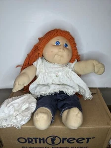 Cabbage Patch Kinder Puppe orange Haare blaue Augen, 1978, 1982, mit Jeans und Outfit - Bild 1 von 7