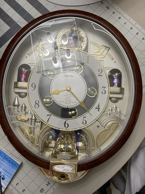 Reloj de pared musical con pilas Seiko Melodies Beatles 8 canciones QXM134BRH Foto 1 de 2