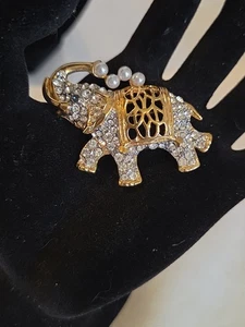 Vtg Two-Tone Filigree Elephant Brooch Green Rhinestone Eye & Faux Pearls - Picture 1 of 16