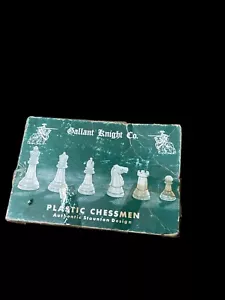 VINTAGE 1950S GALLANT KNIGHT CO. PLASTIC CHESSMEN IN ORIGINAL BOX WEIGHTEDdf - Picture 1 of 3