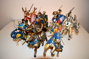 LOTTO DI SETTE PAPO TOYS CAVALIERI ARMATI CON CAVALLI - Foto 1 di 4