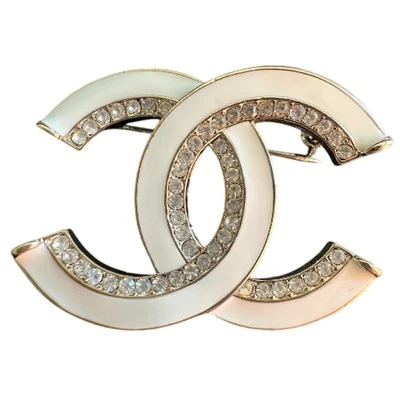 Broche Oro CHANEL Esmalte Blanco y Cristal Otoño/Pre-Otoño 2023 (CHXX008) Foto 1 de 4