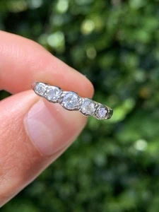 Anillo antiguo de cinco piedras de oro de 18 quilates y platino con diamantes talla antigua - Imagen 1 de 6