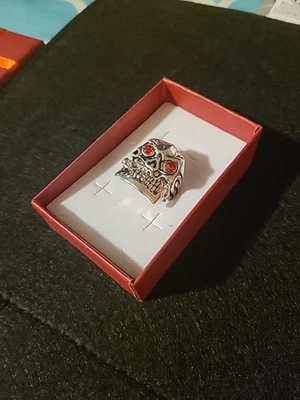Anillo de plata para hombre talla 8 - calavera con ojos de cigarro y diamantes de imitación rojos Foto 1 de 4