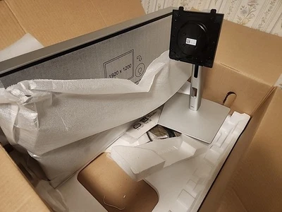 Dell UltraSharp 2408WFPb 24" LCD Monitor 1920x1200 RCA/RGB/S-VIDEO/DVI/VGA Input - Image 1 of 4