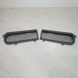 x2 Vintage Factory Original OEM Windshield Air Vent Screens Nissan Patrol G60 - Foto 1 di 1
