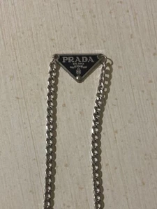 Collana PRADA: Elegante collana unisex a catena con ciondolo triangolare - Foto 1 di 2