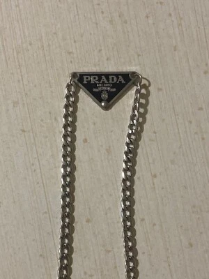 Collana PRADA: Elegante collana unisex a catena con ciondolo triangolare - Immagine 1 di 2