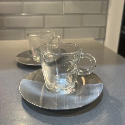 Juego de 2 tazas de vidrio espresso y platillos de acero inoxidable Nespresso View Collection Foto 1 de 4