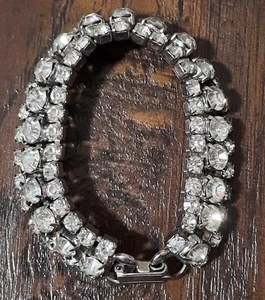 Funkelndes silberfarbenes 7 3/8" 3-Strang Tennisarmband mit künstlichen Diamanten ~ 5/8" breit - Bild 1 von 7