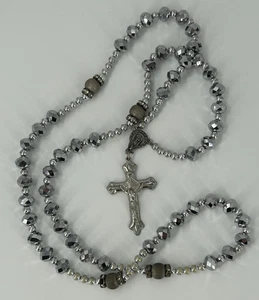 Katholischer Rosenkranz Glasperlen Metallic glänzend silberfarben Kruzifix 34 Zoll schwer - Bild 1 von 7