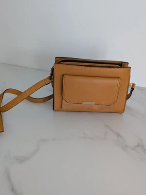 Kleine Handtasche Umhängetasche Senfgelb NEU 24x18x9 cm - Bild 1 von 4