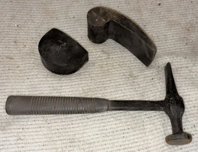 SMALL LOT OF AUTOBODY TOOLS - WEDGES - HAMMER - Image 1 of 3
