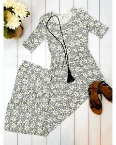 Field of Daisies Floral Fitted Maxi Dress - Picture 1 of 6