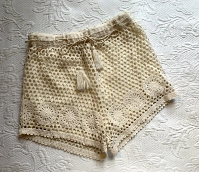 Shorts de natação Forever 21 tamanho M boho stretch crochê off white cover-up com cordão - Imagem 1 de 4