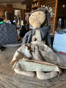 Muñeca Folkart Primitiva Hecha a Mano con Suéter y Collar Campana 31”T - Imagen 1 de 8