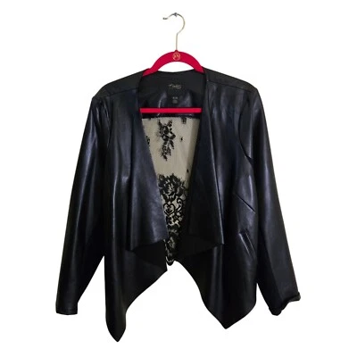 Jaqueta Thalia Sodi preta couro sintético renda gótica punk frente aberta tamanho XL - Imagem 1 de 4