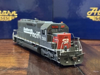 HO Athearn Southern Pacific ATH72144 SD40R #7303 Speed Lettering DCC & Sound - Image 1 of 4