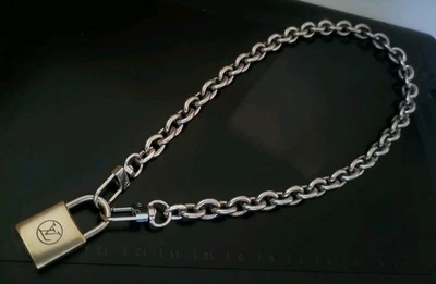 Auténtico candado Louis Vuitton vintage (sin llave) y collar de plata sin marca Foto 1 de 4