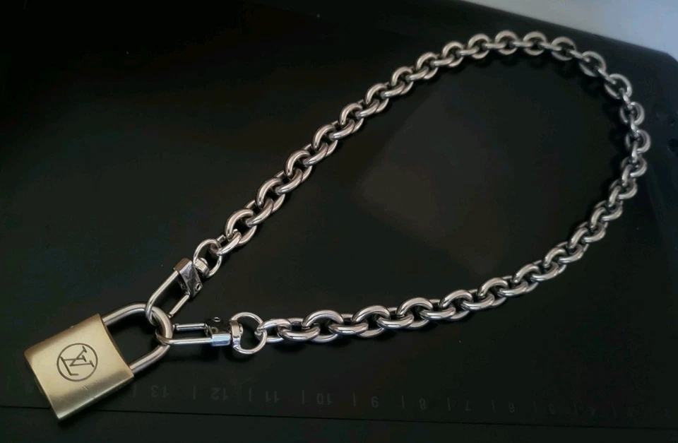 Auténtico candado Louis Vuitton vintage (sin llave) y collar de plata sin marca Foto 1 de 4