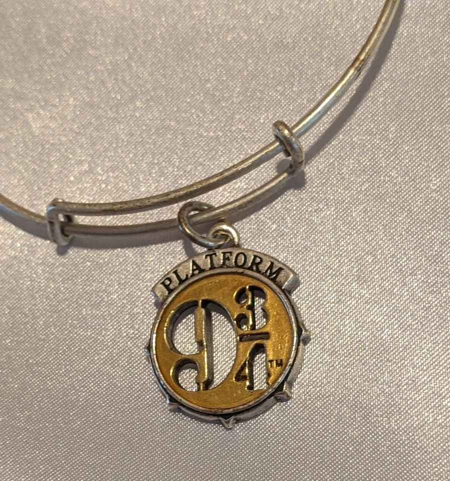 Pulseira ALEX AND ANI Harry Potter plataforma 9 3/4 dois tons ajustável em excelente estado usado - Imagem 1 de 4