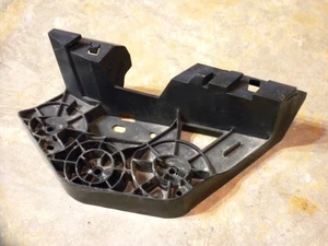 14 15 16 Nissan Rogue LH - Drivers Side Headlight Lower Bottom Mounting Bracket - Bild 1 von 2