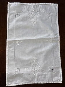 "Bufanda tocador de mesa de 15,5 x 10,5"" de lino blanco de colección" - Imagen 1 de 3