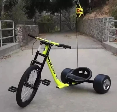 Triciclo Drift Premium con asiento ajustable y pedales de plataforma estilo BMX, amarillo  Foto 1 de 4