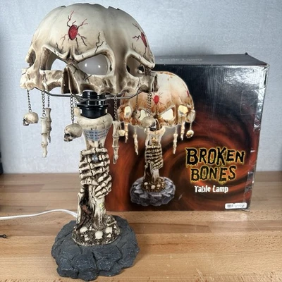 Lámpara de Mesa Wicked Spencer Regalos Huesos Rotos con Caja Calaveras Halloween Decoración Gótica Foto 1 de 4