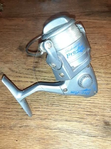 Bonito carrete de pesca Shakespeare Pro Am 350K con línea 3.1.1 RATIO - Imagen 1 de 3