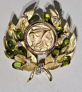 Camrose & Kross Jackie Kennedy JBK moneta greca romana peridoto goccia spilla oro - Foto 1 di 8