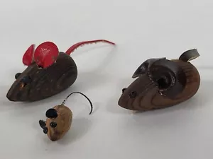 VINTAGE Miniatura MADERA Ratones Pequeños Madera, Orejas y Colas de Cuero con Bebé - Imagen 1 de 3