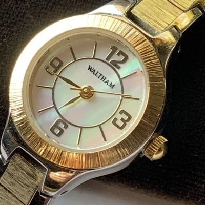 Reloj de cuarzo Waltham para dama con esfera de madreperla de 22 mm dorado plateado de dos tonos Foto 1 de 4