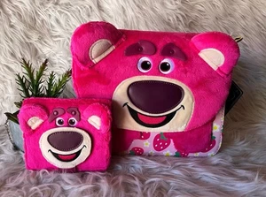 Disney Loungefly Toy Story Lotso Plush Berry Strap Crossbody Bag and Wallet - Foto 1 di 8