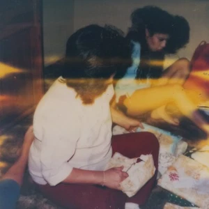 Vintage Polaroid Foto Menschen präsentiert seltsame surreale Schäden Farben gefunden Schnappschuss - Bild 1 von 5