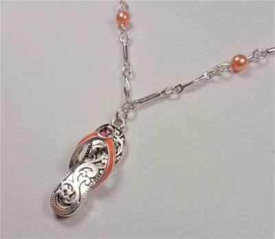 COLLAR COLGANTE CHANCLAS DE RODIO TONO PLATA MODA PLAYA CON CUENTAS DE MELOCOTÓN Foto 1 de 4