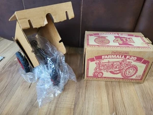 Vintage 1995 4th In A Series ERTL Farmall F-20 1:16 Scale Tractor - Picture 1 of 9