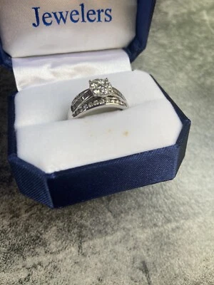 Juego de 3 rollos de oro blanco de 10k canales 1 quilate racimo flor diamante anillo de compromiso. Foto 1 de 4