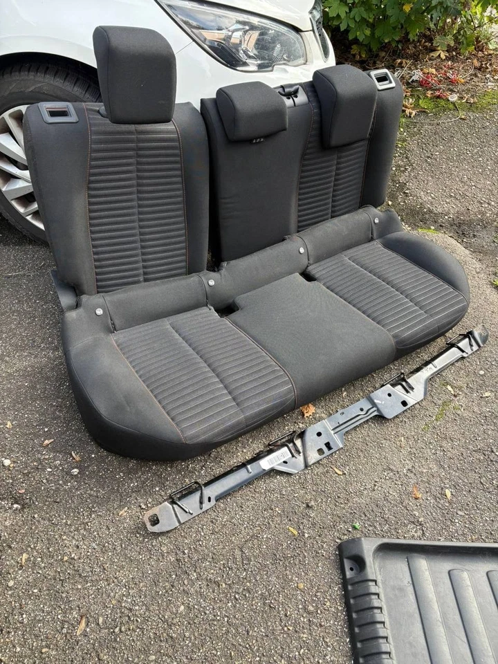 Sitze für Peugeot 2008 II, Baujahr 2020 (hintere Reihe) - Bild 1 von 3